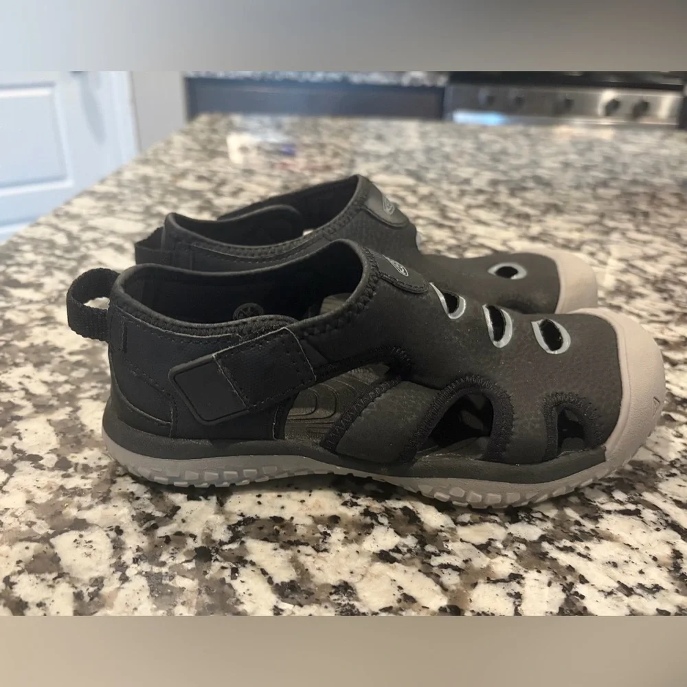 Keen Stingray black closed toe water shoes